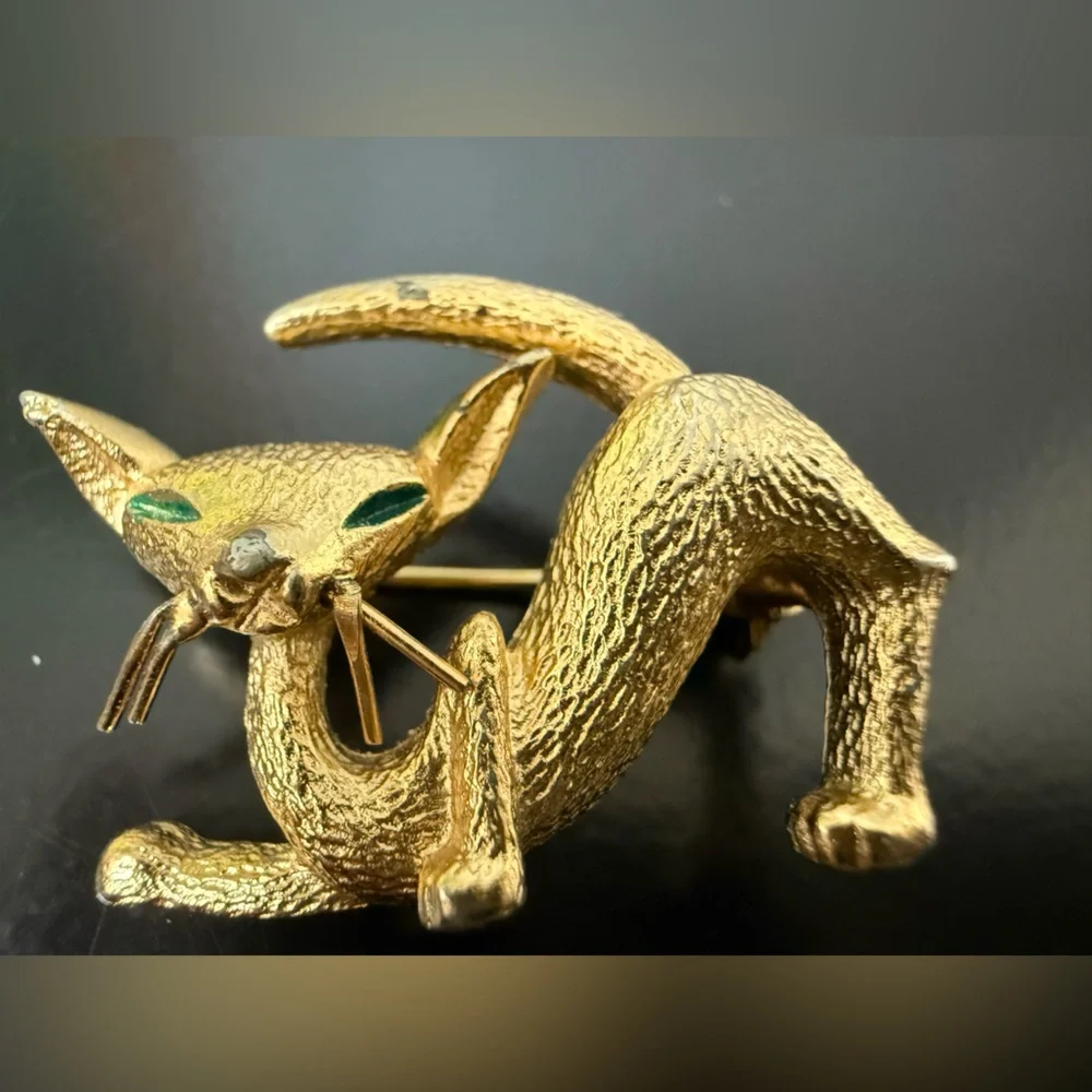 BOUCHER designer Vintage gold tone small cute Siamese cat brooch‎ Emerald Eyes